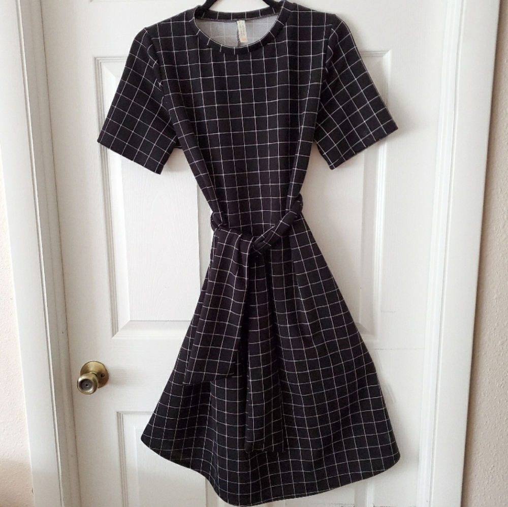 Flamingo Urban black white windowpane midi drsss